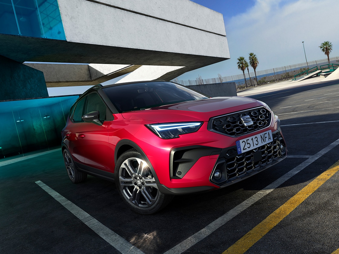 Side view of the SEAT Arona FR trim parked outdoors
