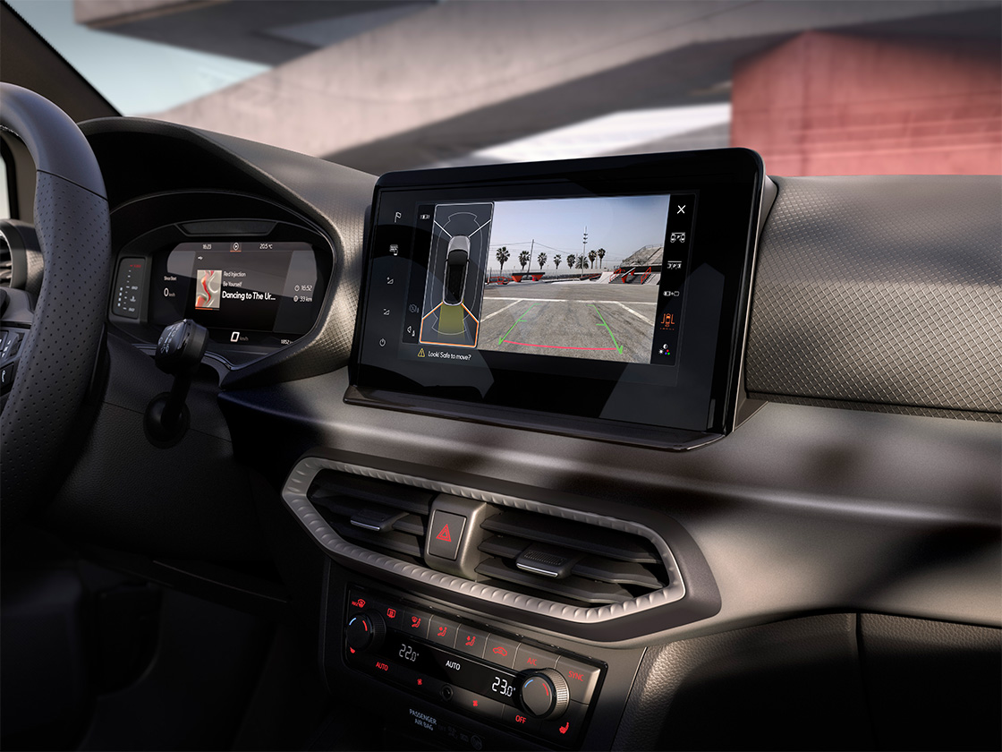 Touchscreen from the seat ibiza to manage the features included in the vision pack +, such as the park distance control front. 