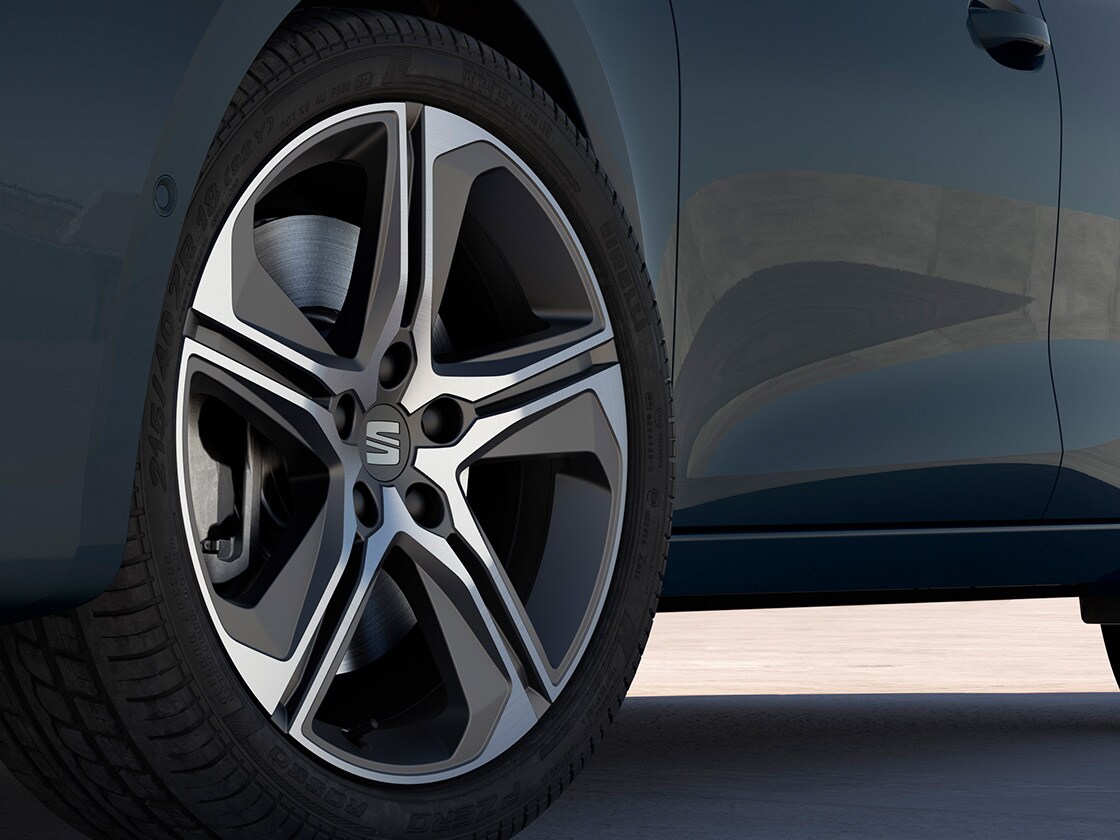 Performance 18 inch cosmo grey machined alloy for SEAT Leon.