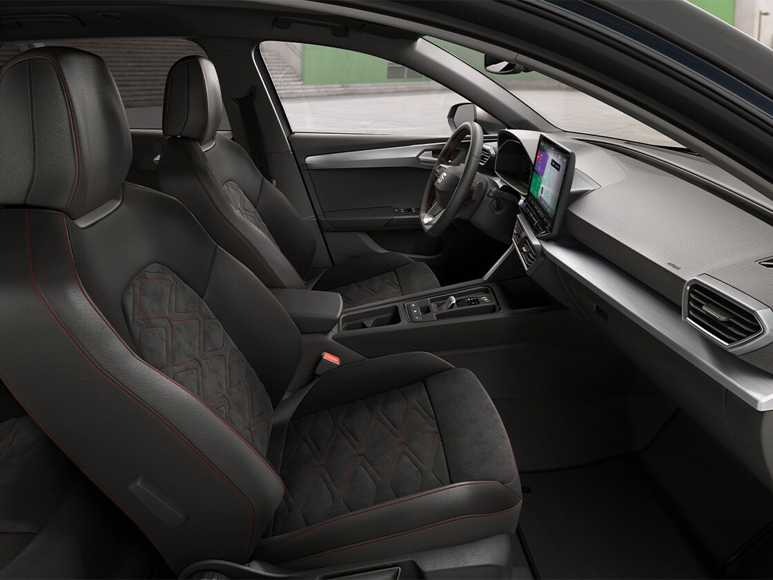 Interior view of SEAT Leon showcasing Dynamic® Sports SEATs, designed for maximum support and a sporty, refined driving experience.