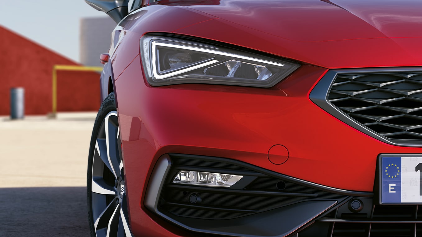 SEAT Leon full led dynamic headlights with adaptive lighting.
