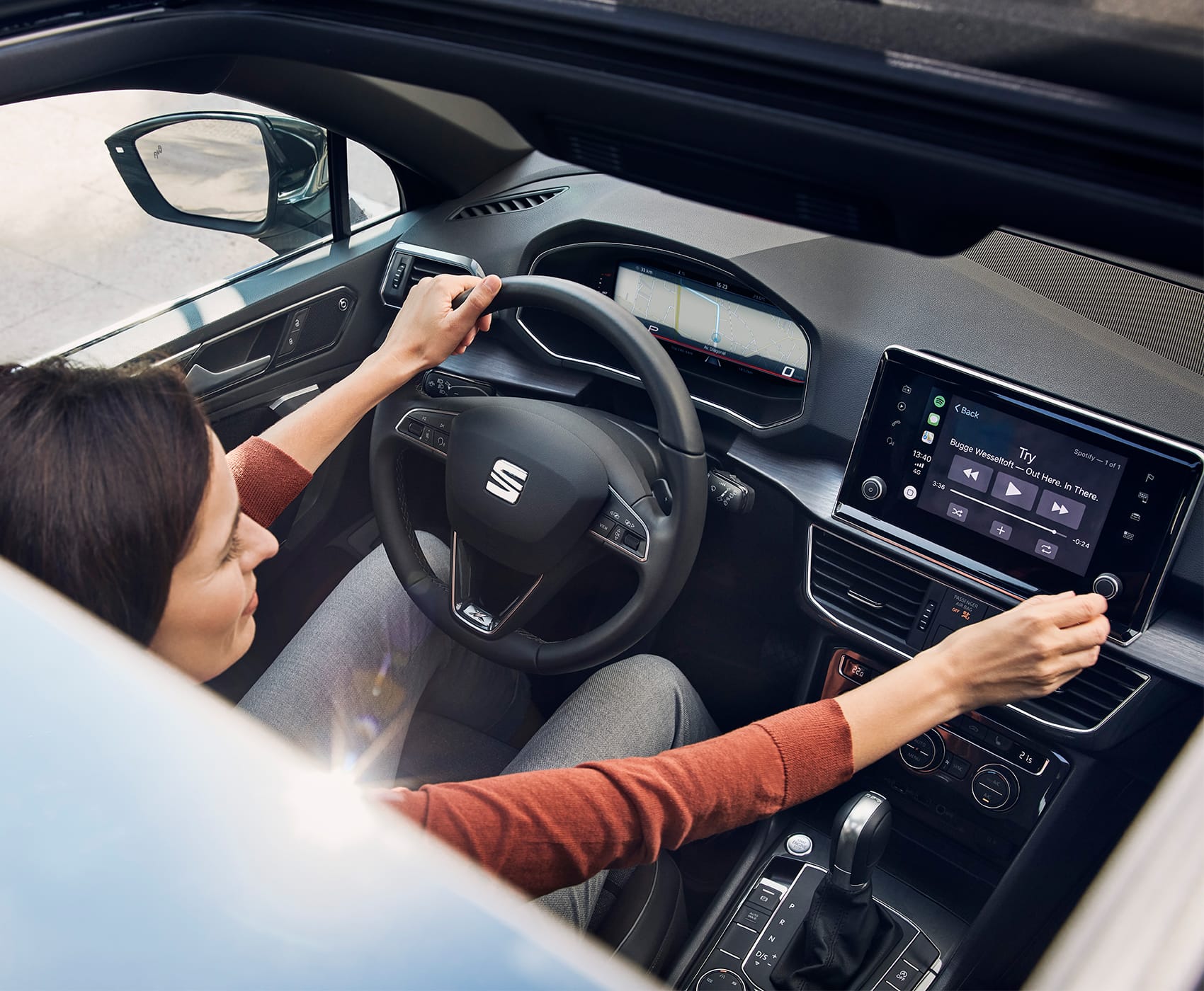 New SEAT Tarraco SUV 7 seater technology wireless phone charger