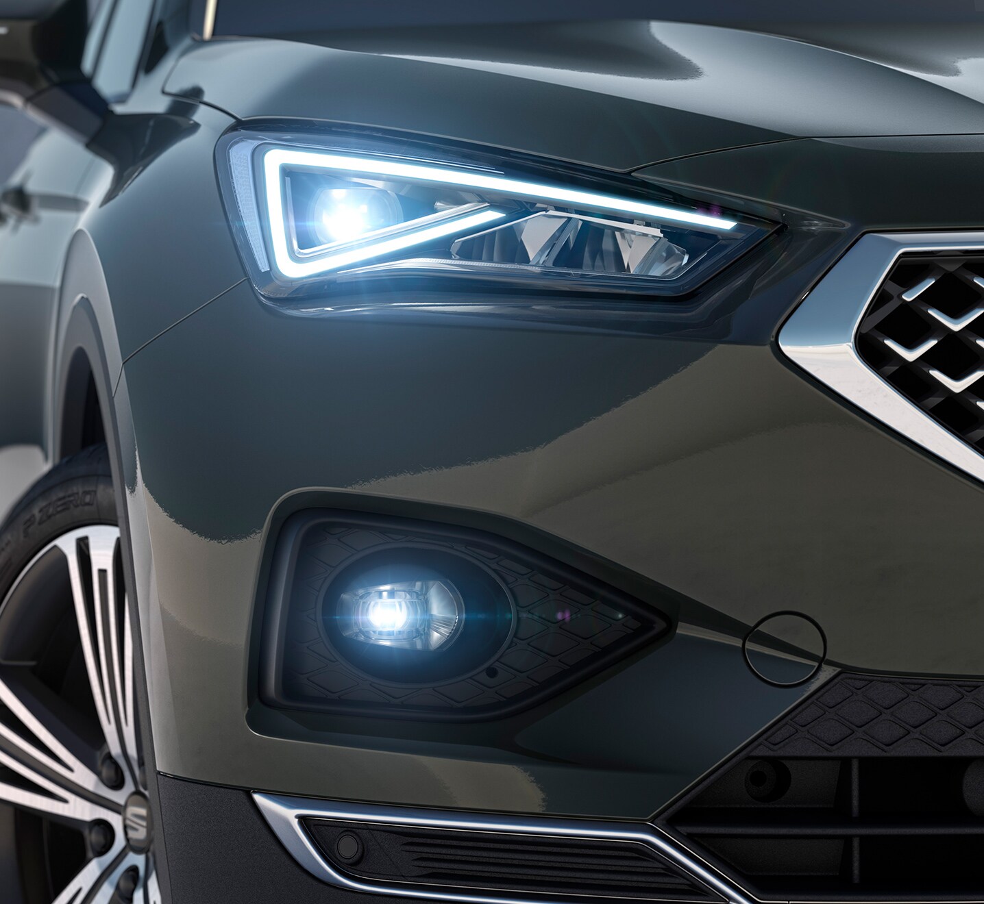 New SEAT Tarraco SUV 7 seater technology Full LED headlights on