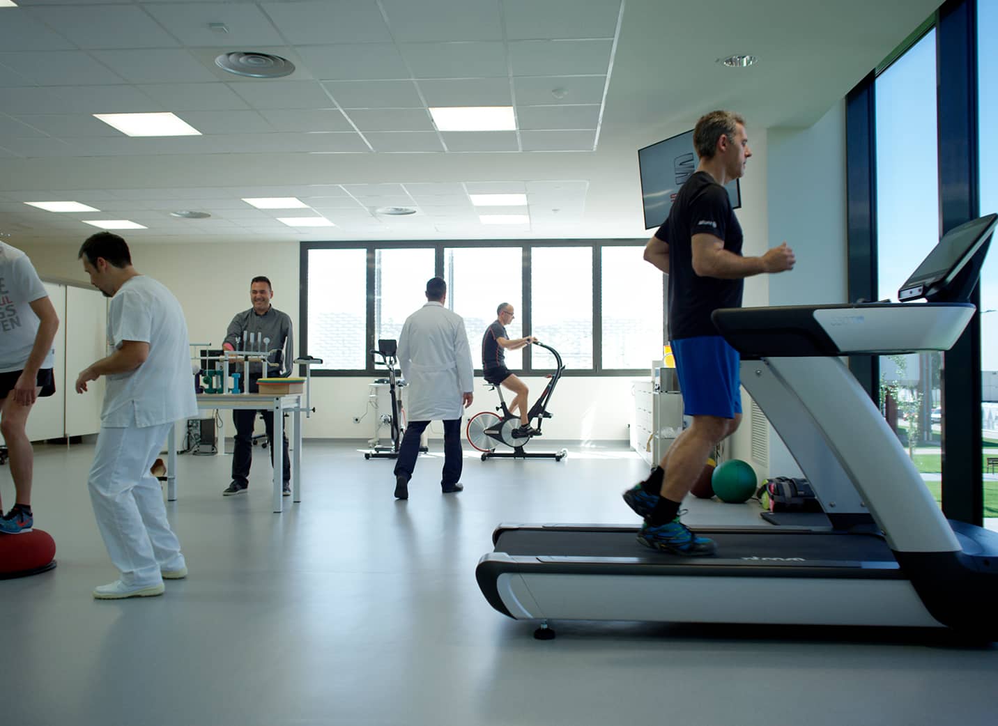 Gym inside the SEAT Martorell factory with wokers working out – SEAT Human Resources